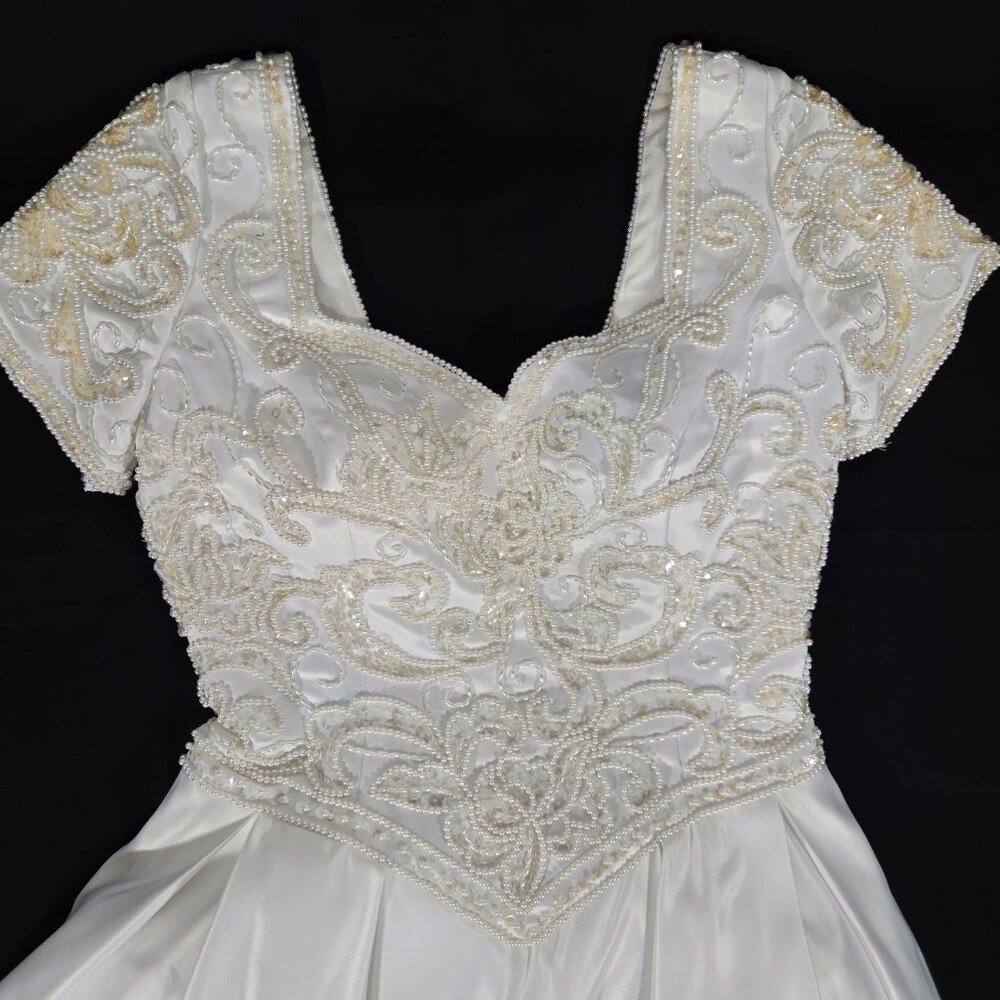 Vintage FOREVER YOURS 80s White Embroidery Bead- Bow Wedding Gown Dress Size 10. - Picture 8 of 17